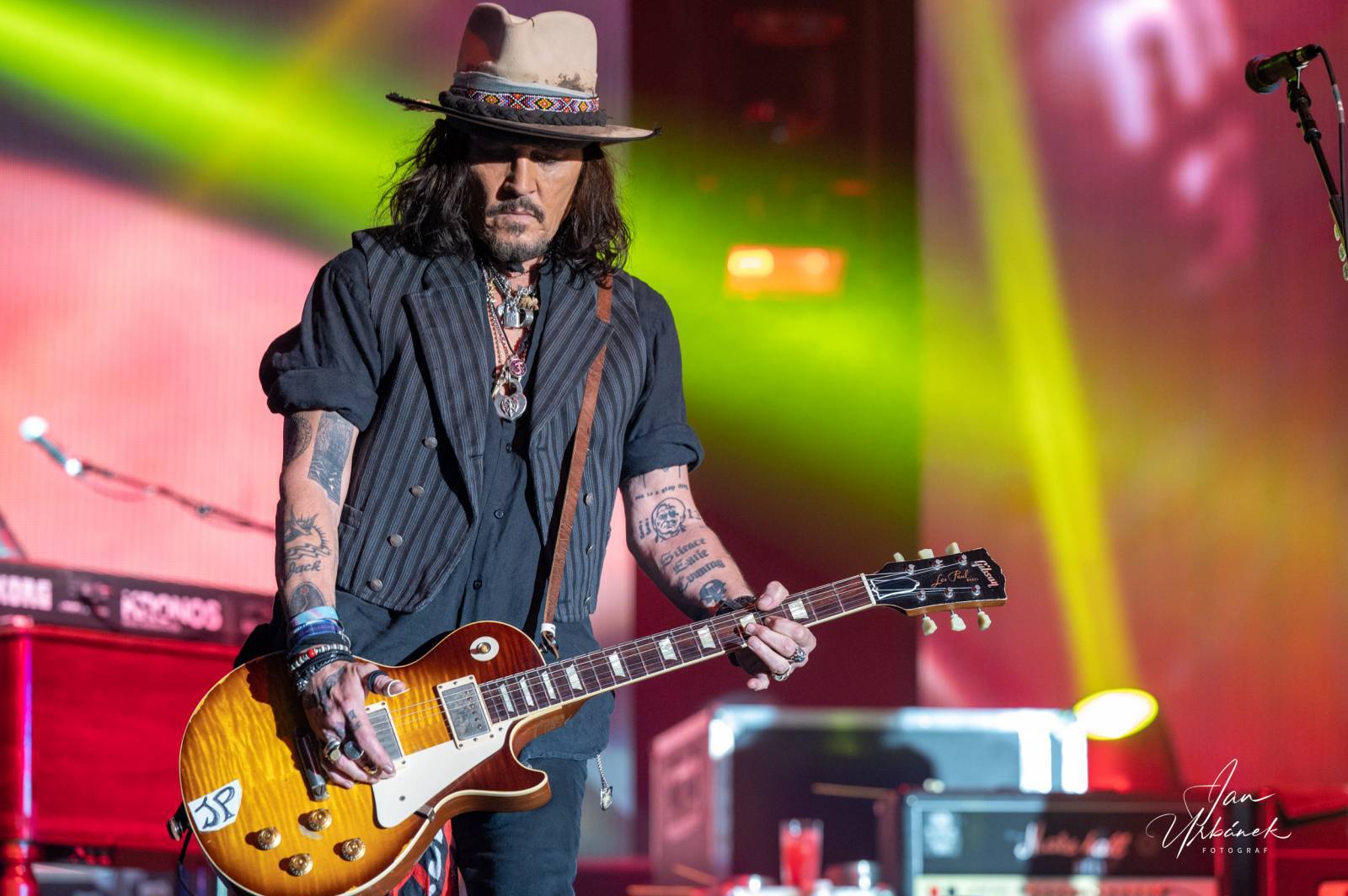 Hollywood Vampires míří do Prahy. Johnny Depp, Alice Cooper, Joe Perry a Tommy Henriksen obsadí v září Sportovní halu Fortuna