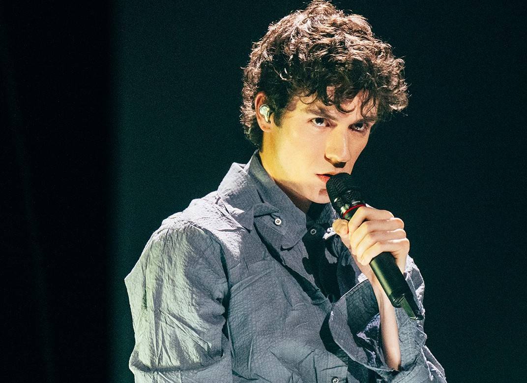 Česko je po dvou letech ve finále Eurovize. Daniel Žižka zaujal s písní Crossroads