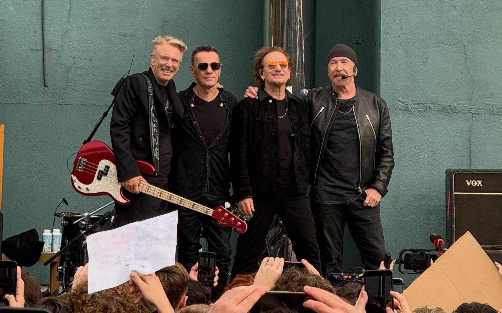 U2 oslavili padesátiny tam, kde to všechno začalo. Vrátili se na střední školu v Dublinu