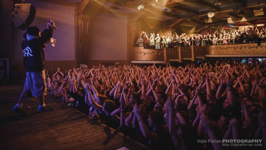 LIVE: Irie Révoltés roztančili Roxy s ručníky nad hlavami