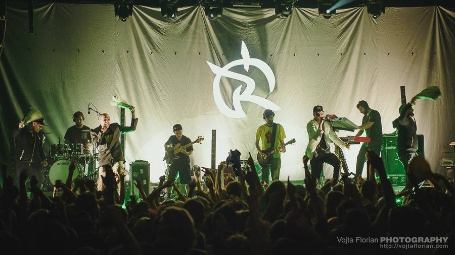 LIVE: Irie Révoltés roztančili Roxy s ručníky nad hlavami