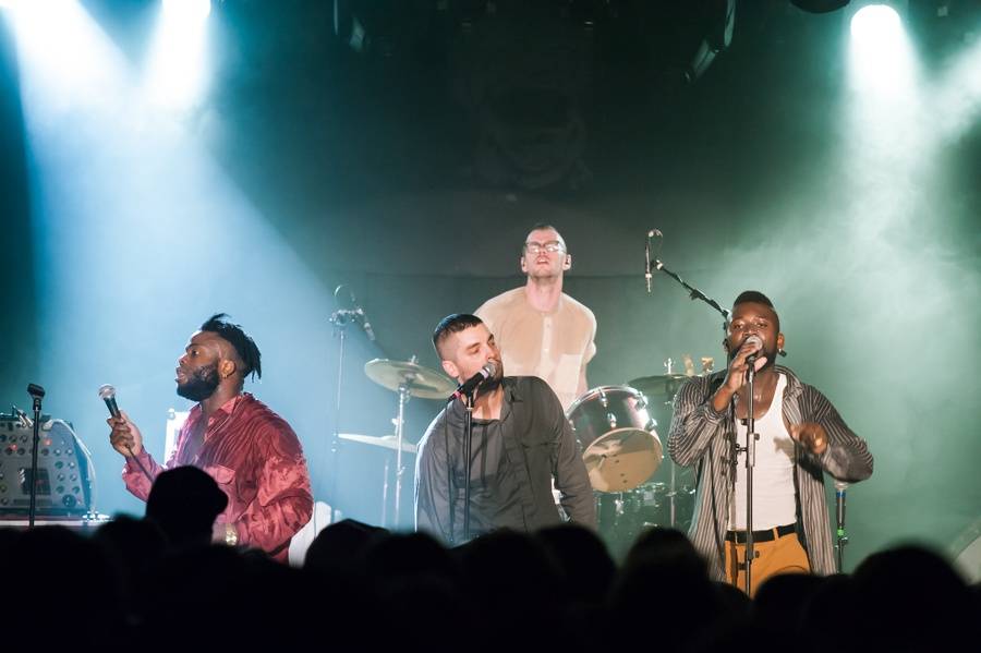 LIVE: Nekonečná energie Young Fathers pohltila MeetFactory
