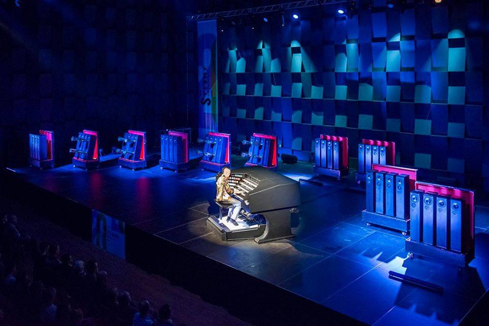 LIVE: Cameron Carpenter proměnil Fórum Karlín v chrám