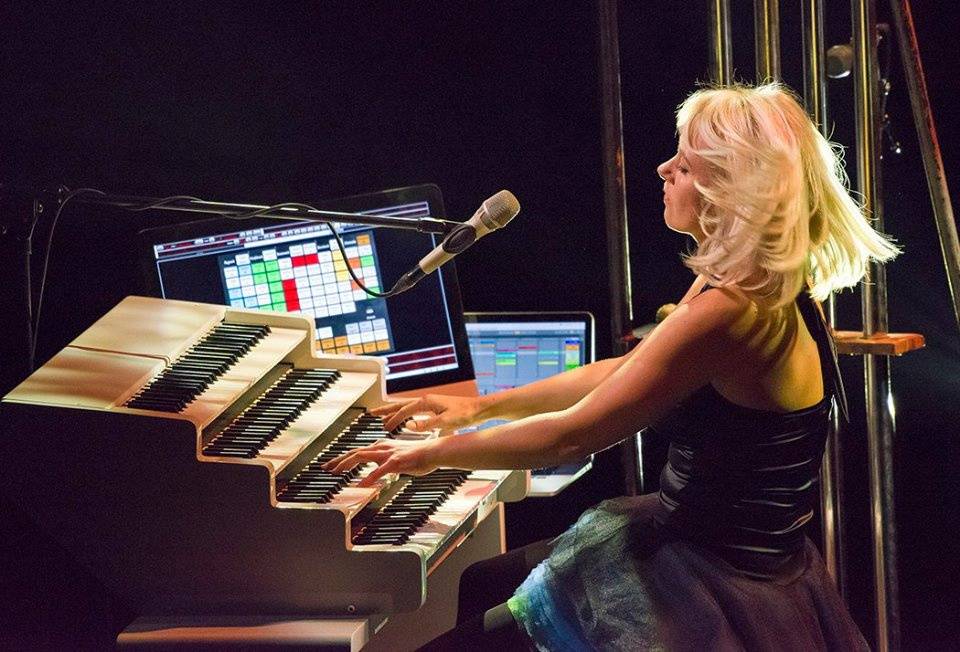 LIVE: Cameron Carpenter proměnil Fórum Karlín v chrám