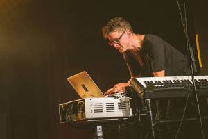 LIVE: Son Lux bez masek, avšak o to upřímnější