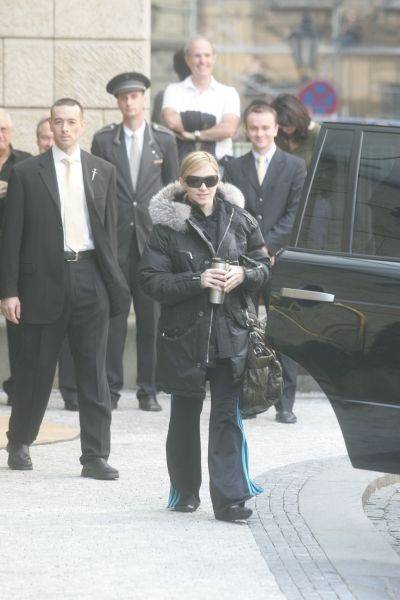 RETRO: Madonna poprvé v Praze: F*ckovala Bushe a sahala si do rozkroku