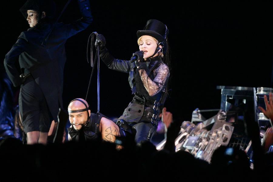 RETRO: Madonna poprvé v Praze: F*ckovala Bushe a sahala si do rozkroku
