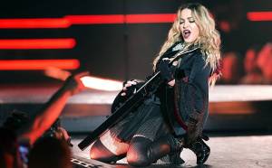 LIVE: Madonna si v Praze dobrou show kazila profesorským chladem 