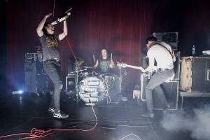 LIVE: Hluční A Place To Bury Strangers v Praze týrali kytary a nepromluvili jediné slovo