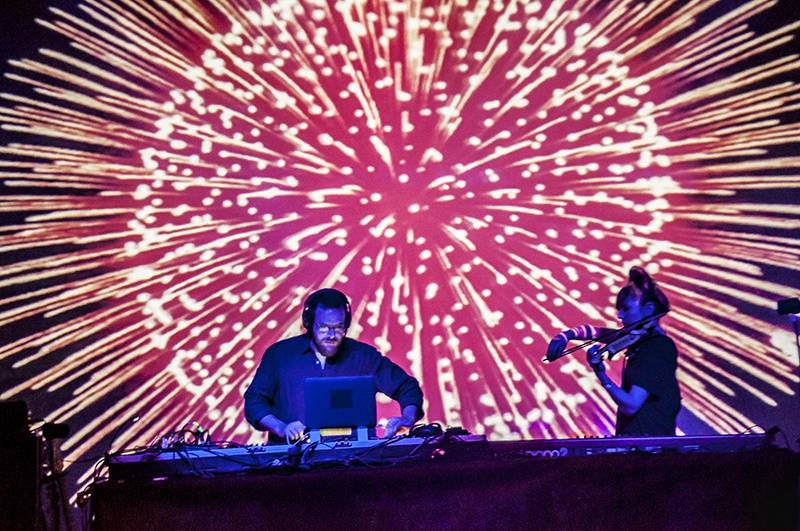 LIVE: Hidden Orchestra hrají detektivku, napětí ale příliš nebudují