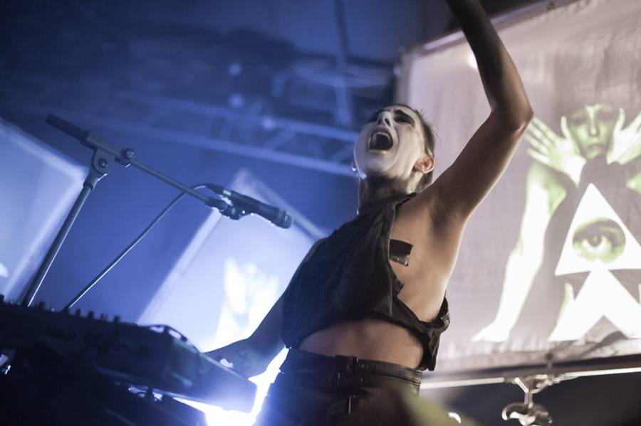 LIVE: Dekadentní návrat IAMX z blázince zpět na pódia