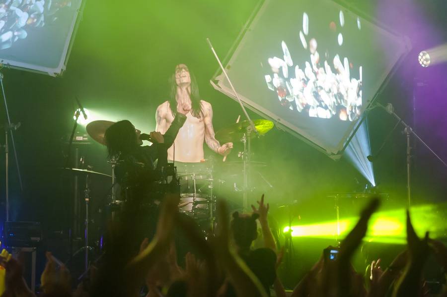LIVE: Dekadentní návrat IAMX z blázince zpět na pódia