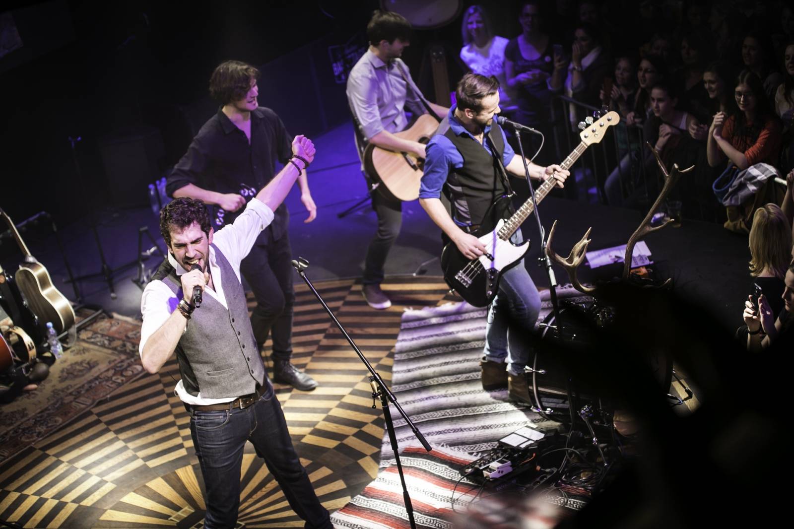 LIVE: Jelen nepatří do lesů, ale na pódia!