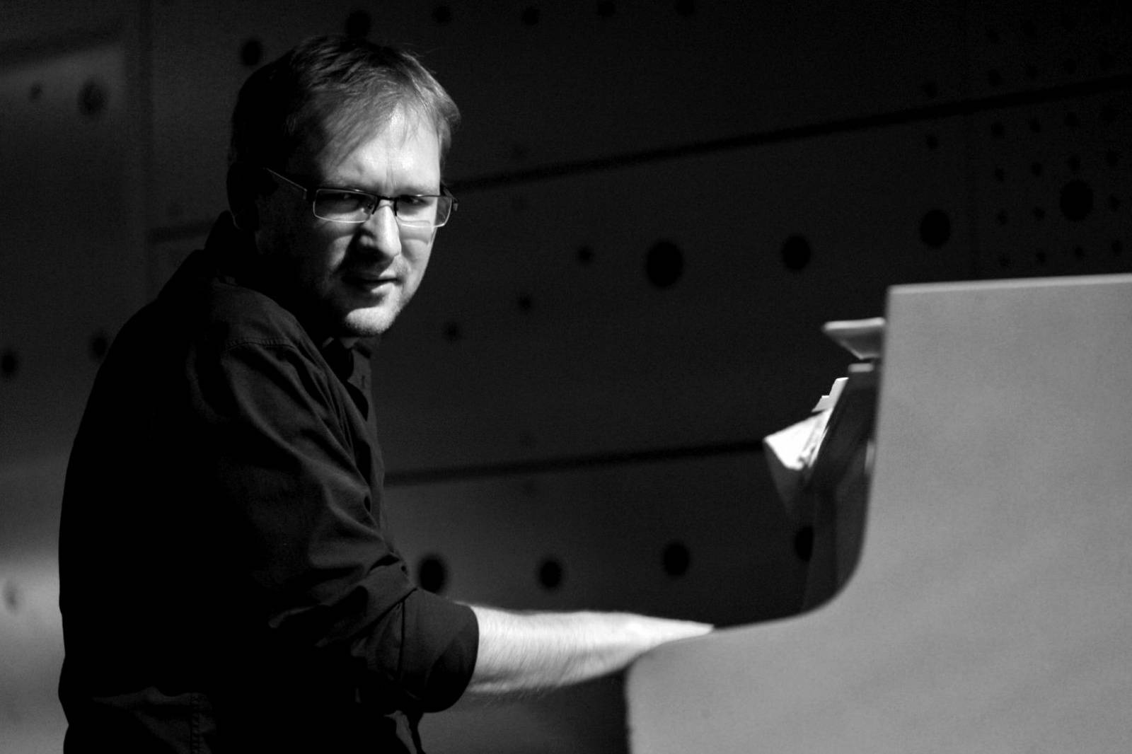 RECENZE: Astronomie jinak. Písně o Planetách Mateje Benka si zamilují děti i jejich rodiče