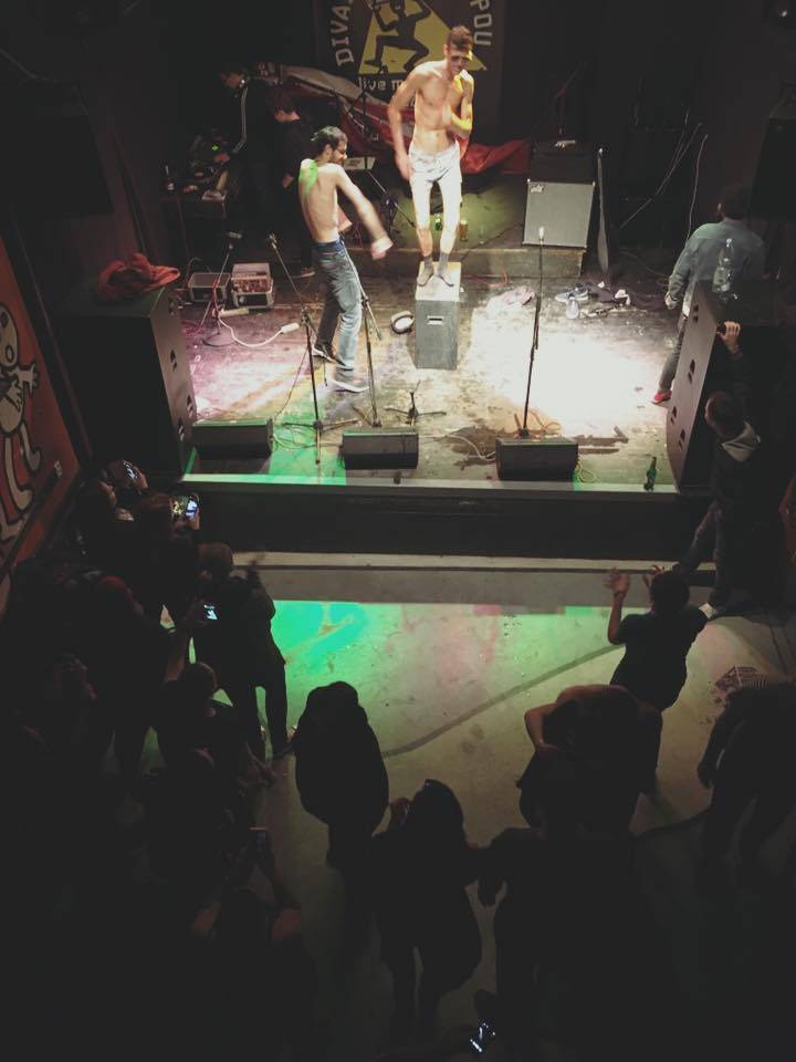 LIVE: Fast Food Orchestra v Plzni tančili ve spodním prádle