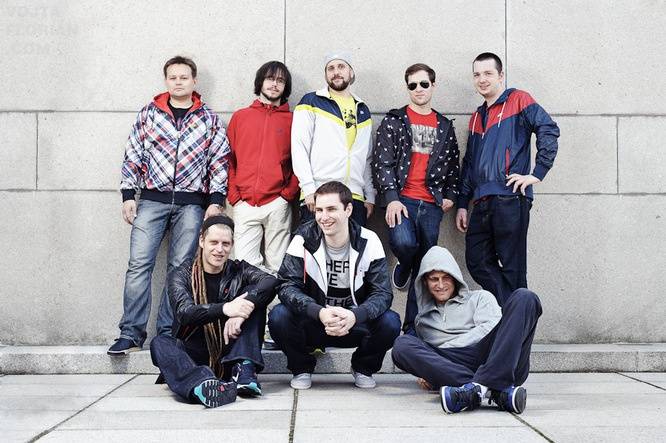 LIVE: Fast Food Orchestra v Plzni tančili ve spodním prádle