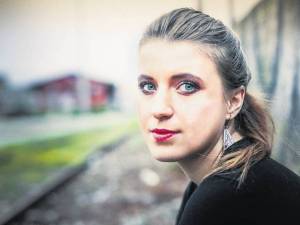 RECENZE: Mirka Miškechová zpívá o patáliích své generace s vtipem a optimismem
