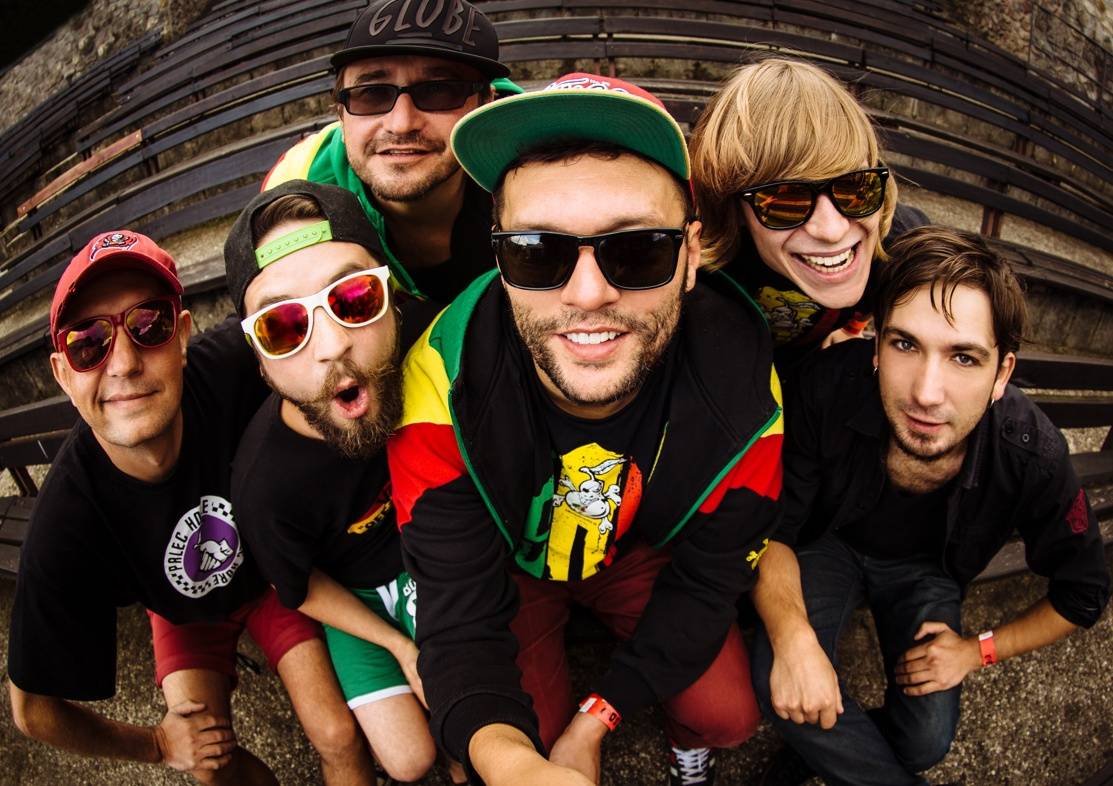 RECENZE: Smola a hrušky oblékli saka a košile. Jejich divadelní živák má spoustu energie