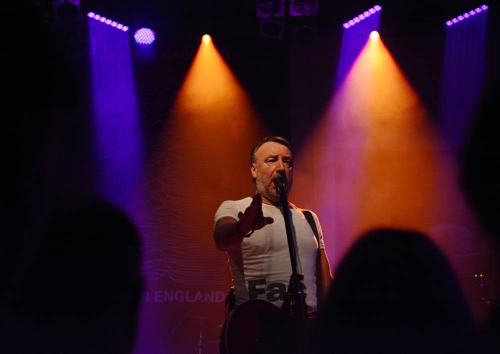 LIVE: Peter Hook & The Light cestovali časem a křísili Iana Curtise