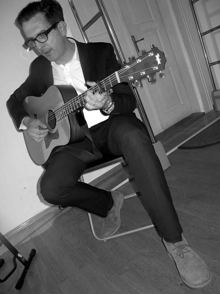 RECENZE: Adrian T. Bell smeká klobouk minulosti a staví se čelem současnosti