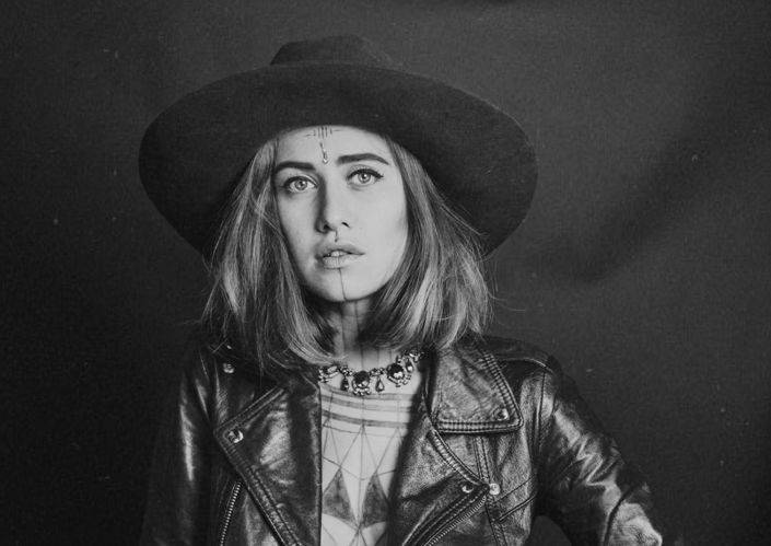 RECENZE: Emma Smetana zvládne pop, elektroniku i šanson. Všechno jen pro radost