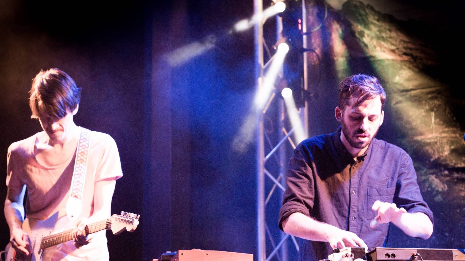 LIVE: V tundrách ukrytí Hey Elbow a na prosluněných kopcích jezdící Pablo Nouvelle