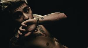 RECENZE: Prosebné oči a řeči Zayna Malika