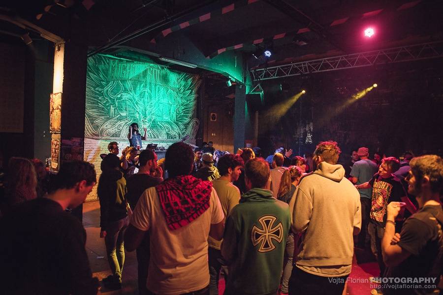 LIVE: Jarní Mighty Sounds: tvrdá muzika ovládla MeetFactory, hráli Acidez, Just War i Vladimir 518