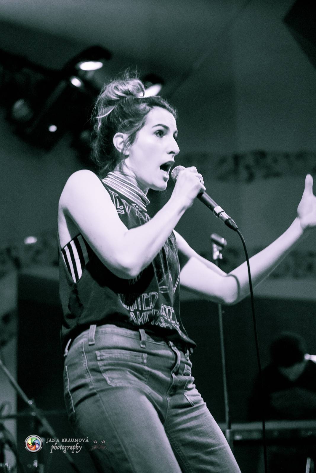 LIVE: KLARA. je na pódiu jako doma. V Plzni došlo na tanec, křest i Justina Biebera