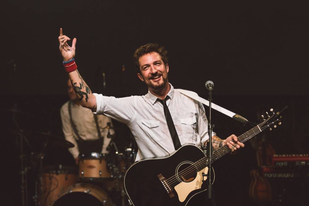 Sympaťák Frank Turner si omotal Prahu kolem prstu: Jeho show by zvedla i z hrobu