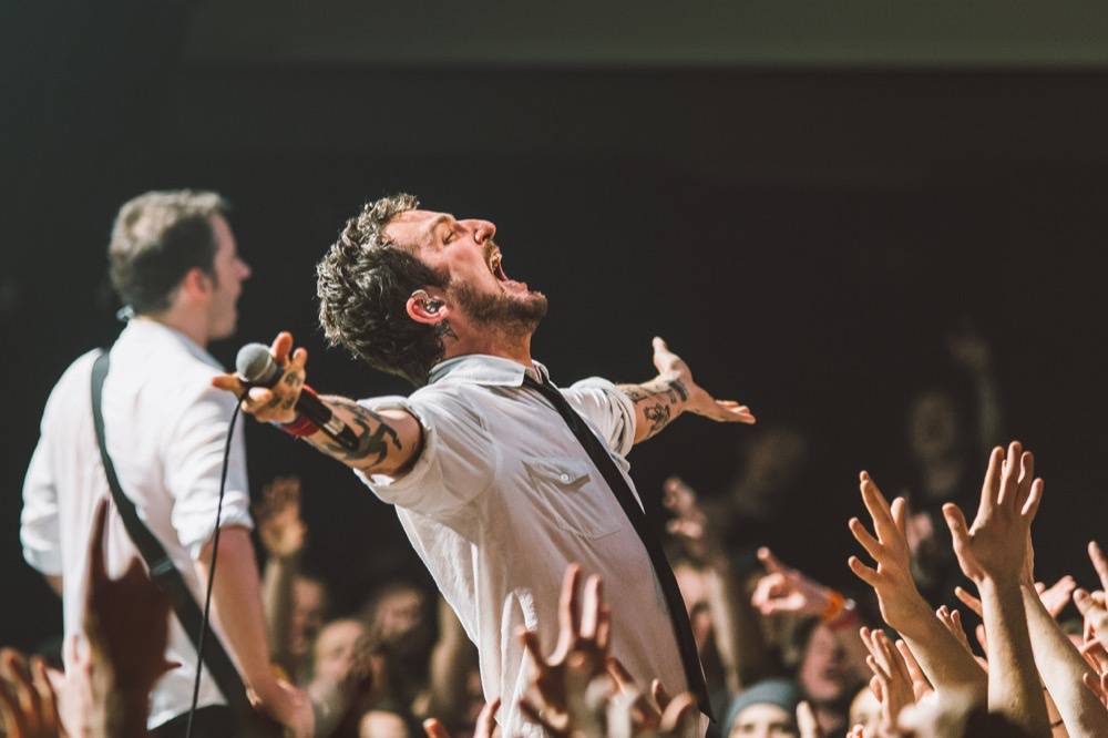 Sympaťák Frank Turner si omotal Prahu kolem prstu: Jeho show by zvedla i z hrobu
