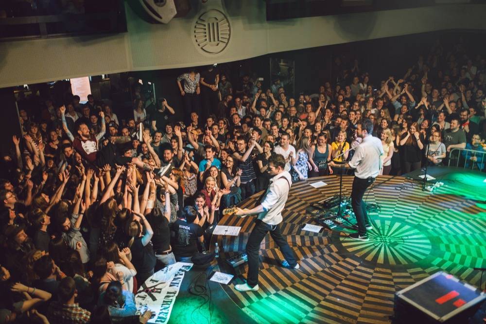 Sympaťák Frank Turner si omotal Prahu kolem prstu: Jeho show by zvedla i z hrobu