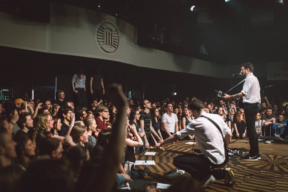 Sympaťák Frank Turner si omotal Prahu kolem prstu: Jeho show by zvedla i z hrobu