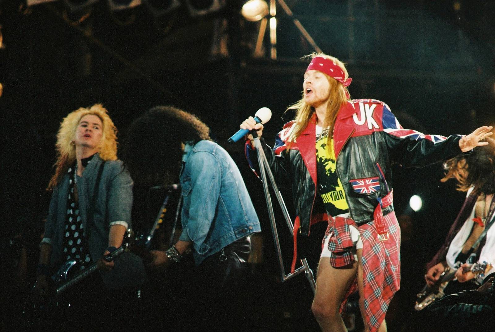 RETRO: Guns N' Roses v Praze v roce 1992: 16 převleků Axla, výbuchy a k tomu Faith No More a Soundgarden