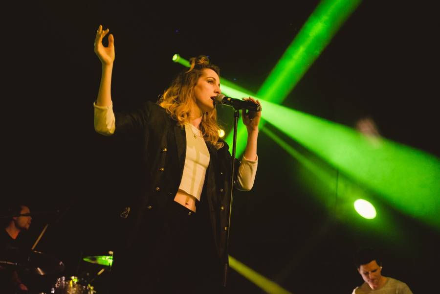 LIVE: KLARA. proměnila zaplněný klub Roxy v útulný domov