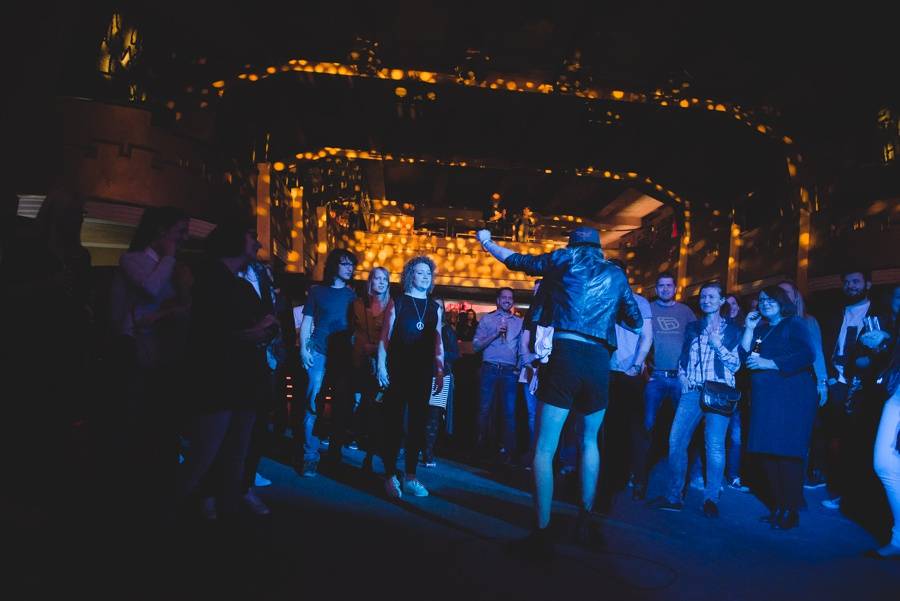 LIVE: KLARA. proměnila zaplněný klub Roxy v útulný domov