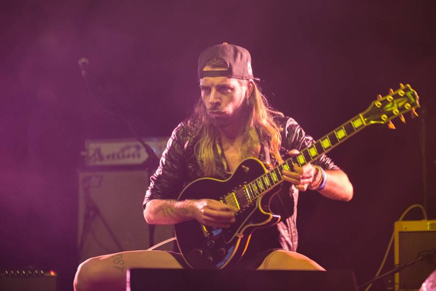 LIVE: KLARA. proměnila zaplněný klub Roxy v útulný domov