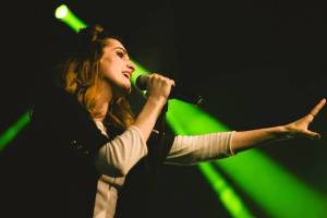 LIVE: KLARA. proměnila zaplněný klub Roxy v útulný domov