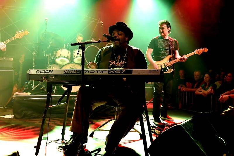 LIVE: Díky Candy Dulfer a Chanci Howardovi i Praha uctila památku Prince