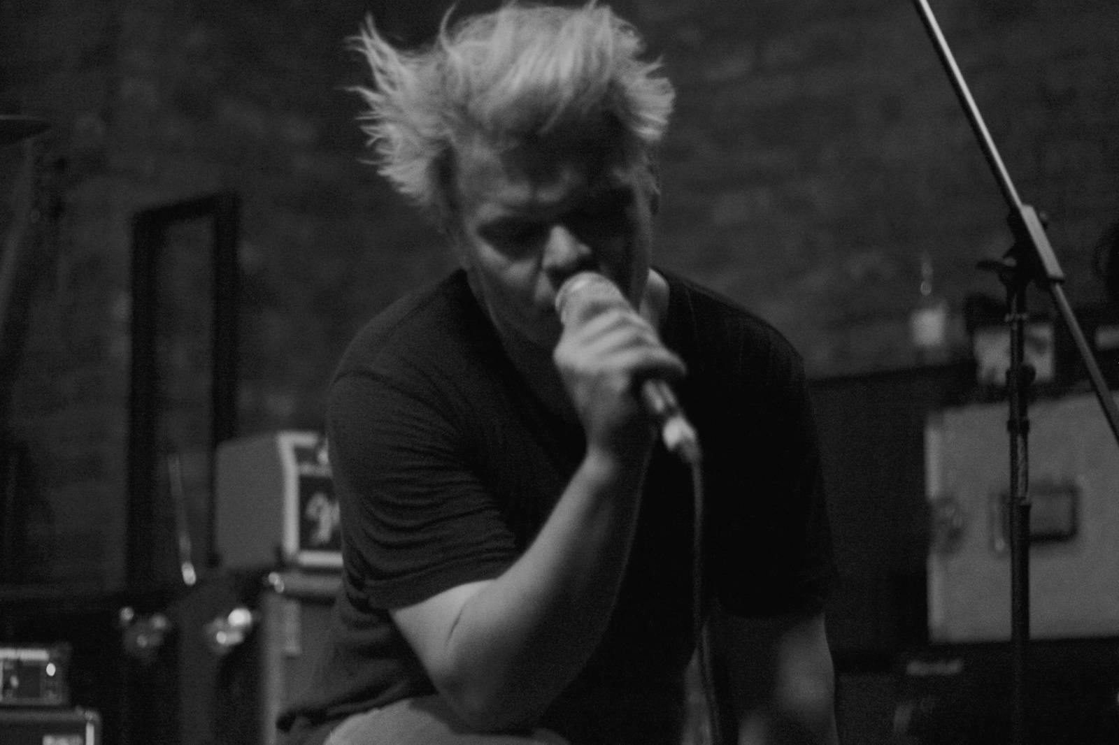 LIVE: Post-punková rozlučka s Basementem za asistence Protomartyr