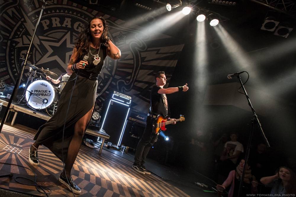 LIVE: Prague Conspiracy na křtu desky sršeli energií, Imodium vzdali hold zesnulým legendám