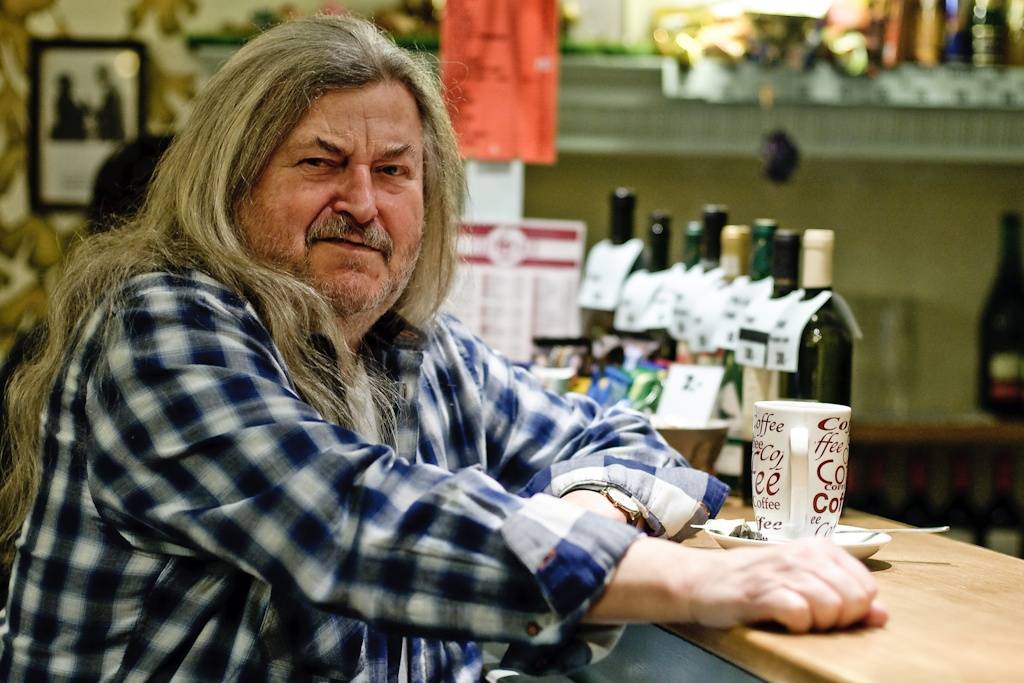 RECENZE: Kterak Jiří Schelinger bruslil mezi mantinely socialistické kultury