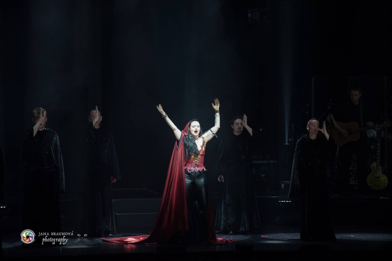 Gregorian s Amelií Brightman přivezli do Prahy světové hity, světelnou show i oheň