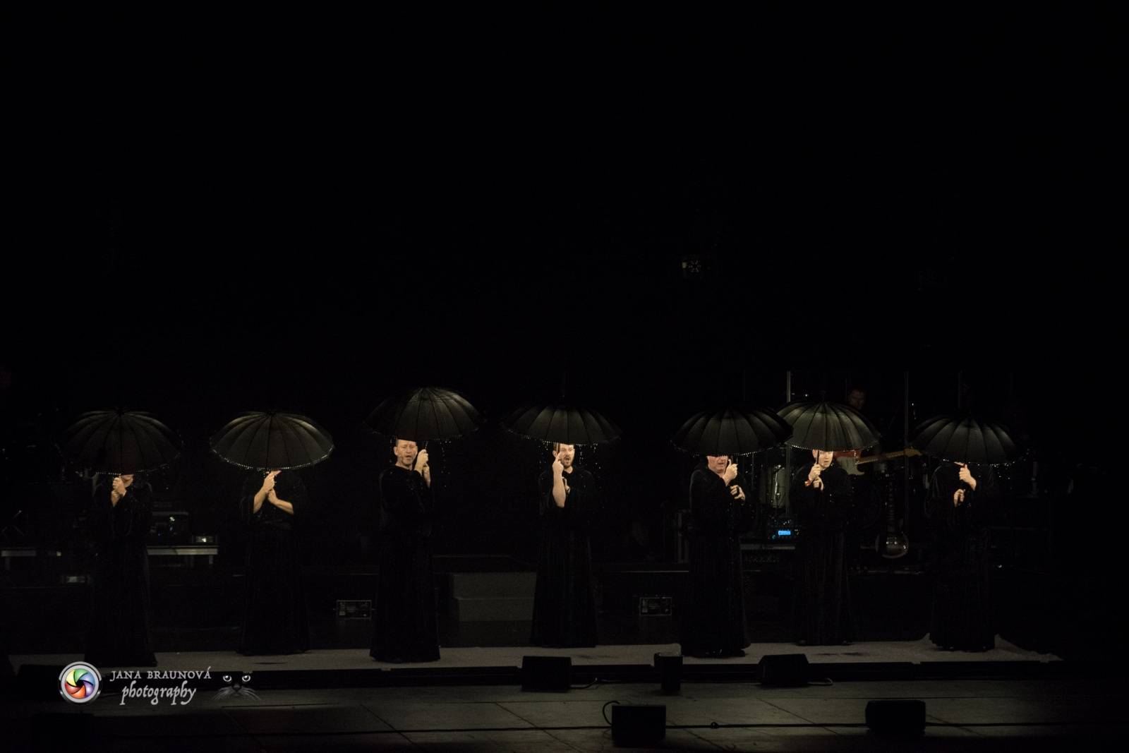 Gregorian s Amelií Brightman přivezli do Prahy světové hity, světelnou show i oheň