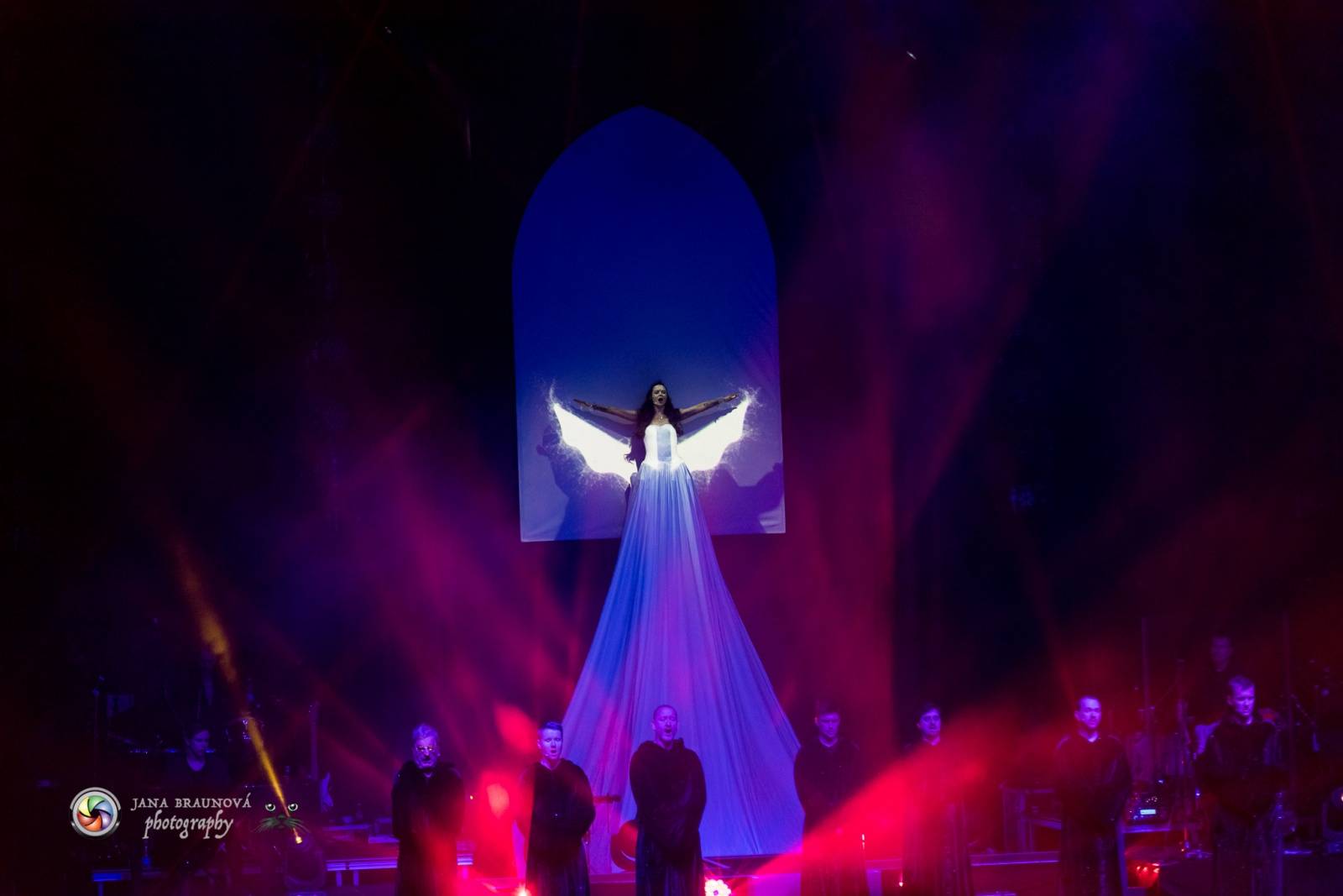 Gregorian s Amelií Brightman přivezli do Prahy světové hity, světelnou show i oheň