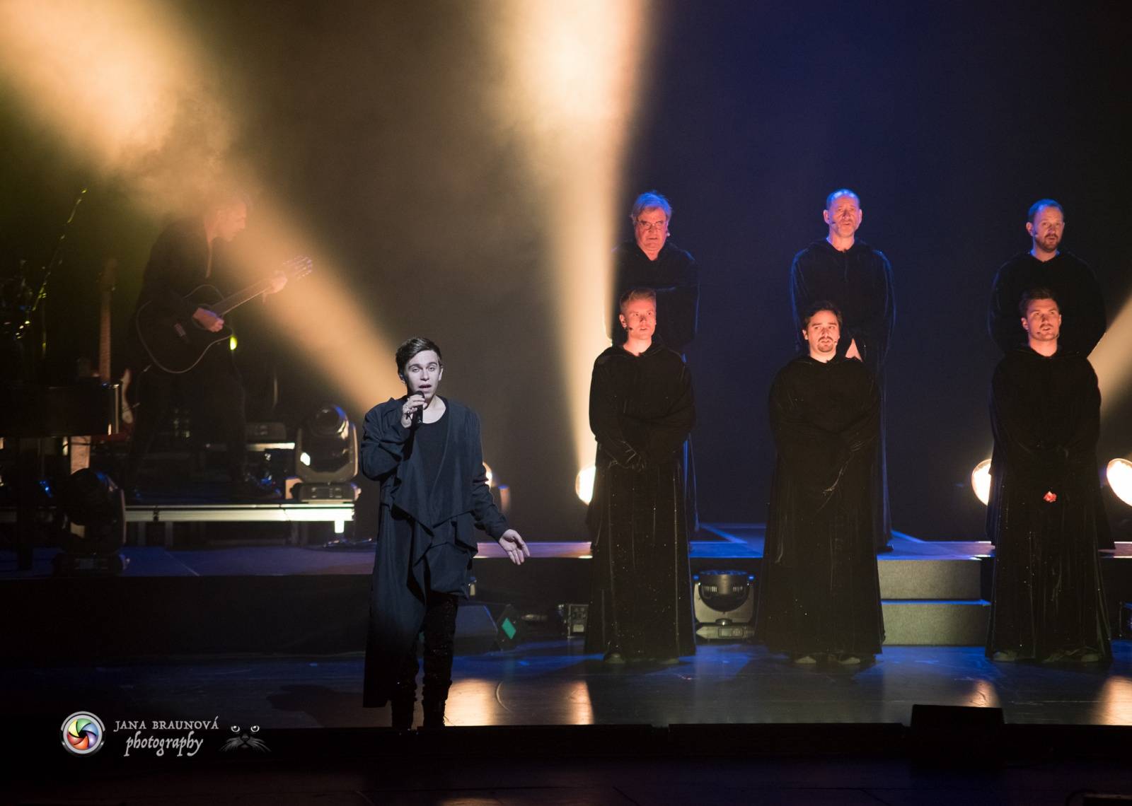 Gregorian s Amelií Brightman přivezli do Prahy světové hity, světelnou show i oheň