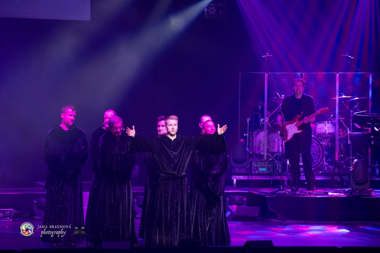 Gregorian s Amelií Brightman přivezli do Prahy světové hity, světelnou show i oheň