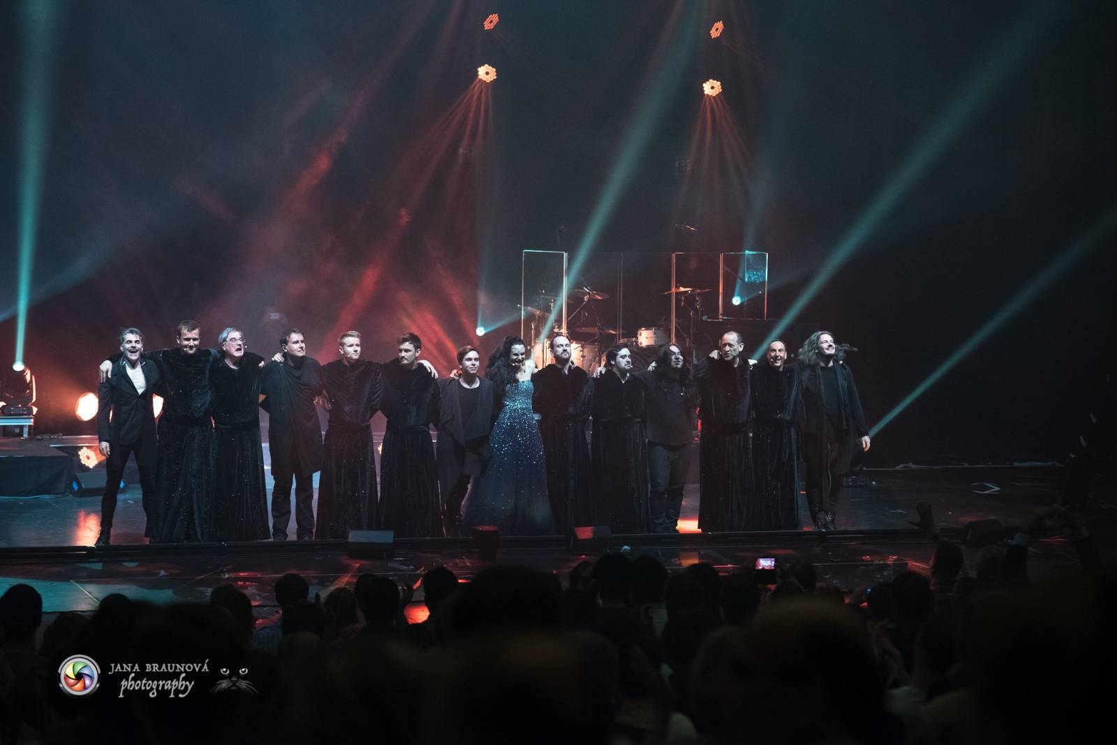 Gregorian s Amelií Brightman přivezli do Prahy světové hity, světelnou show i oheň