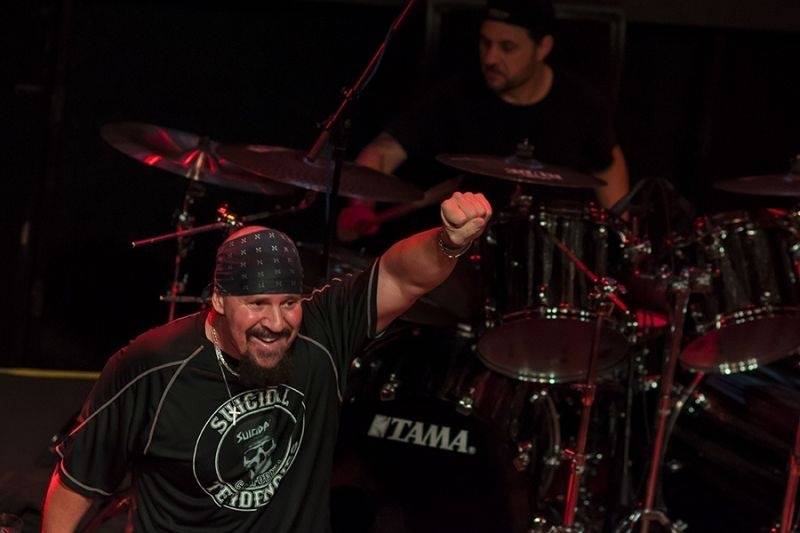LIVE: Lucerna Music Bar zaplnily šátky: Běsnili tam Suicidal Tendencies!