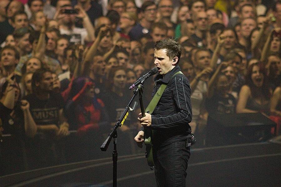 LIVE: Muse si v Praze na otáčivém pódiu opět vybojovali titul: Nejlepší koncertní kapela současnosti